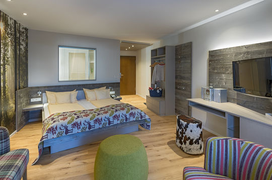 Doppelzimmer "Komfort Landseite" mit Doppelbett und Sitzhockern