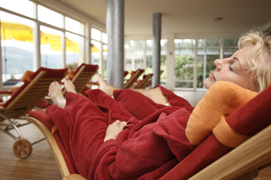 Frau relaxed auf Liege/Wellness-Beauty/Natur Spa/ Seehotel Wiesler/ Titisee