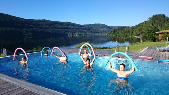 Wassergymnastik im Außenpool der Badelandschaft im Natur Spa