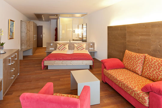 Bett und Sofa Doppelzimmer De Luxe/ Zimmer/Seehotel Wiesler