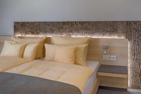 Bett Doppelzimmer Penthouse/ Zimmer/Seehotel Wiesler/ Schwarzwald