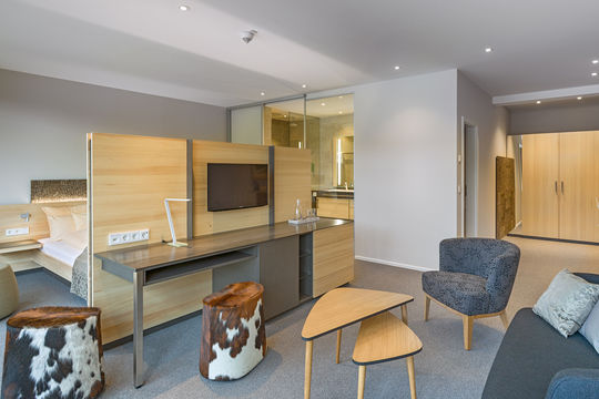 Wohnecke mit Tisch und Sesseln im Doppelzimmer Penthouse Seehotel Wiesler