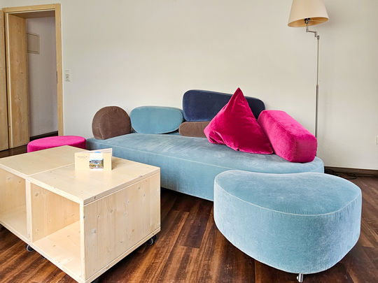 Wohnbereich mit Sesseln und Couch im Lofthaus