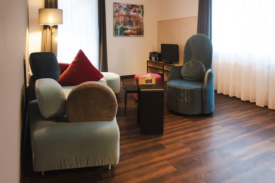 Wohnbereich mit Sesseln und Couch im Lofthaus