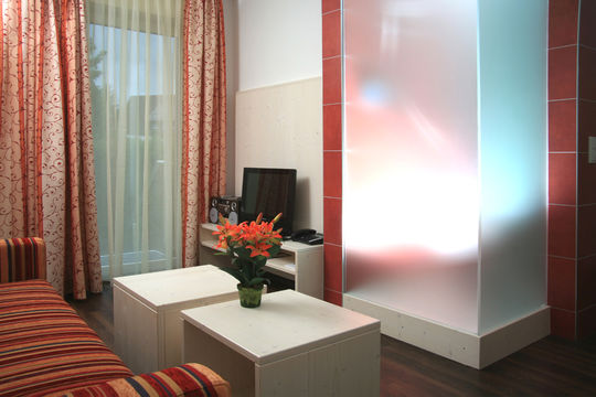 Loft Haus Doppelzimmer mit Blumen auf dem Tisch/ Zimmer/ Seehotel Wiesler/Titisee