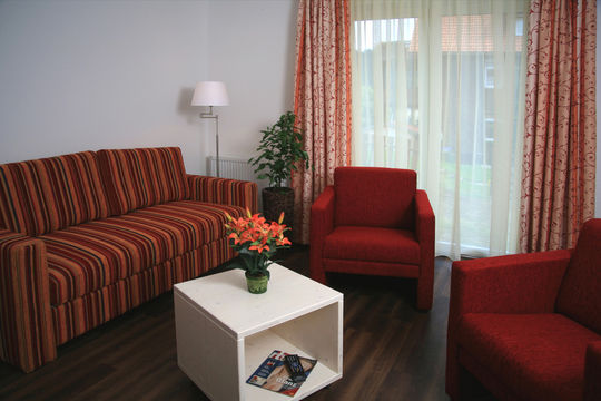 Wohnzimmer mit Blumen im Loft Haus/ Zimmer/ Seehotel Wiesler/ Schwarzwald 