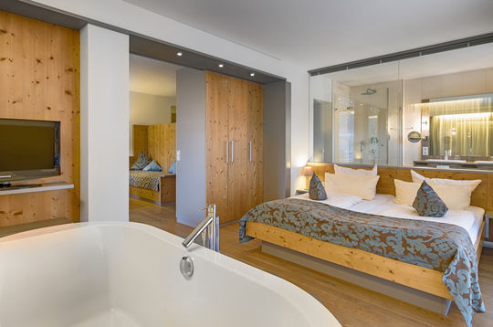Schlafzimmer mit Badewanne/Suite de Luxe/Zimmer /Seehtoel Wiesler