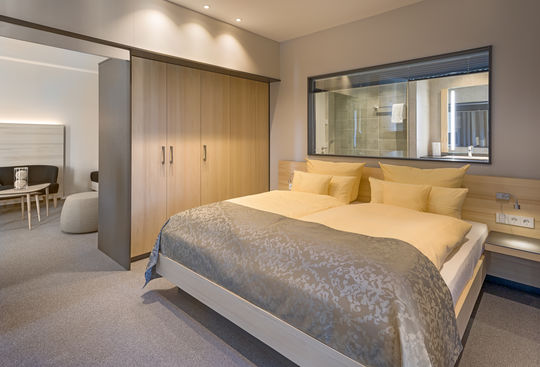 Modernes helles Schlafzimmer in der Suite Penthouse
